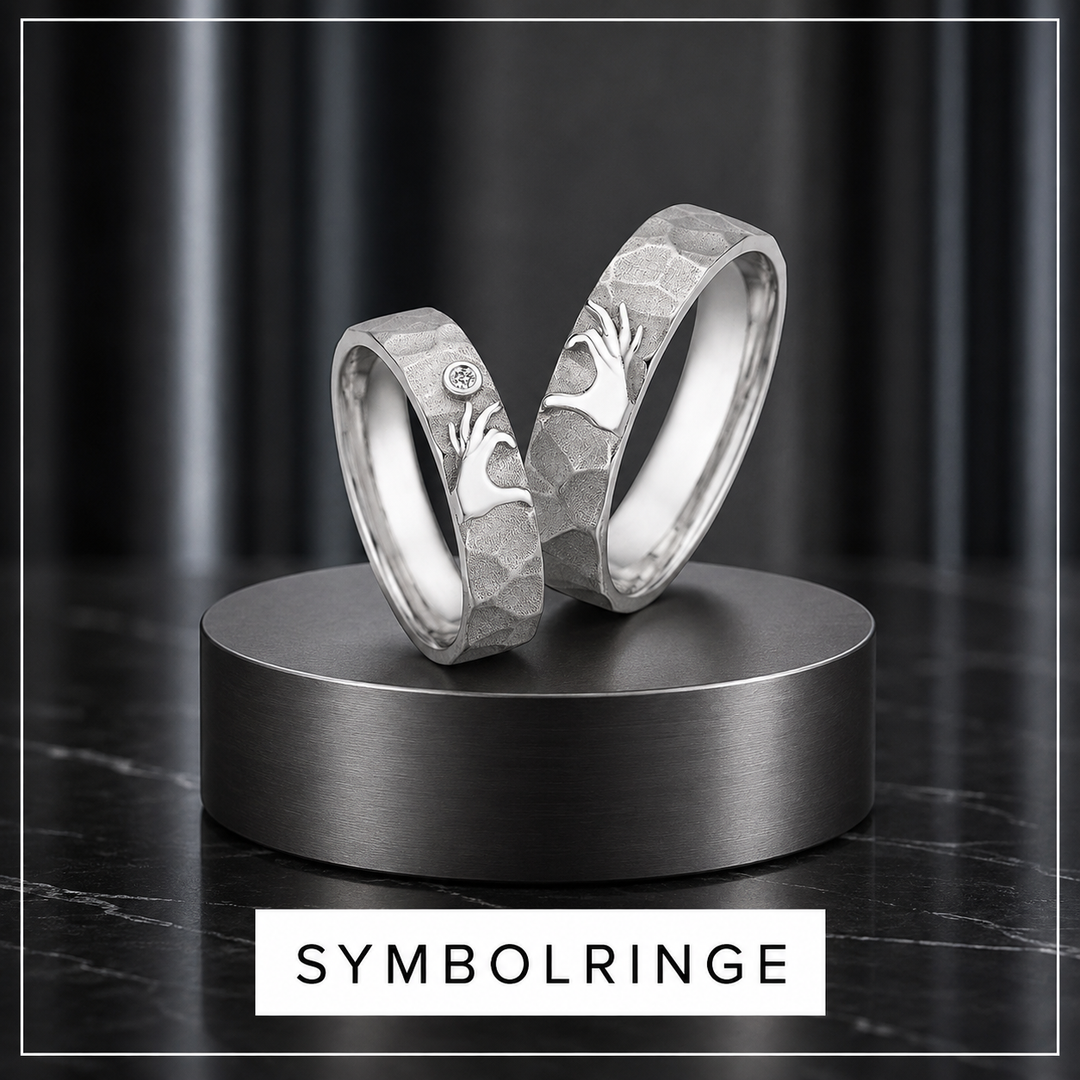 Symbolringe für Paare aus Silber oder Gold mit gemeinsamem Motiven und Diamant im Damenring