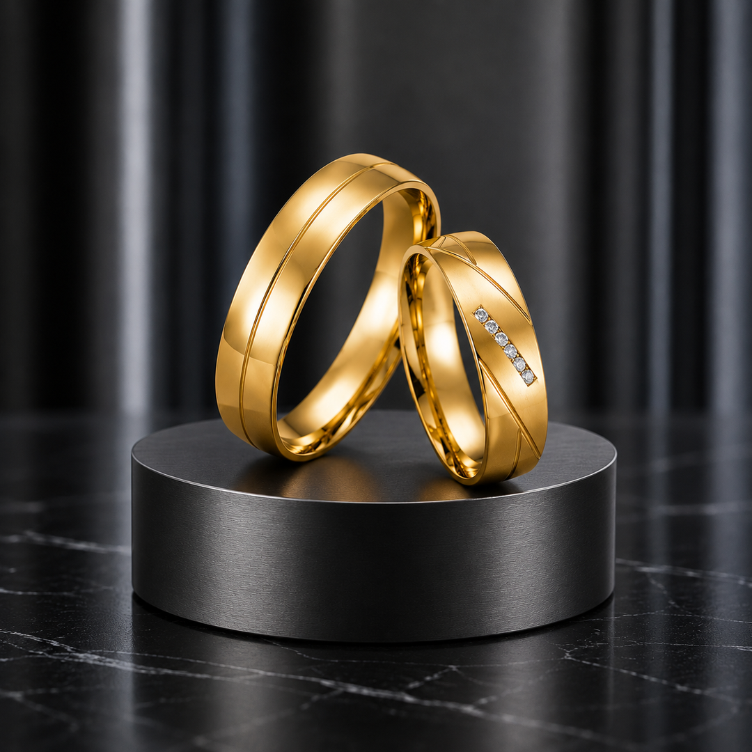 Eheringe aus Gelbgold mit modernem Linien-Design und Diamantbesatz im Damenring