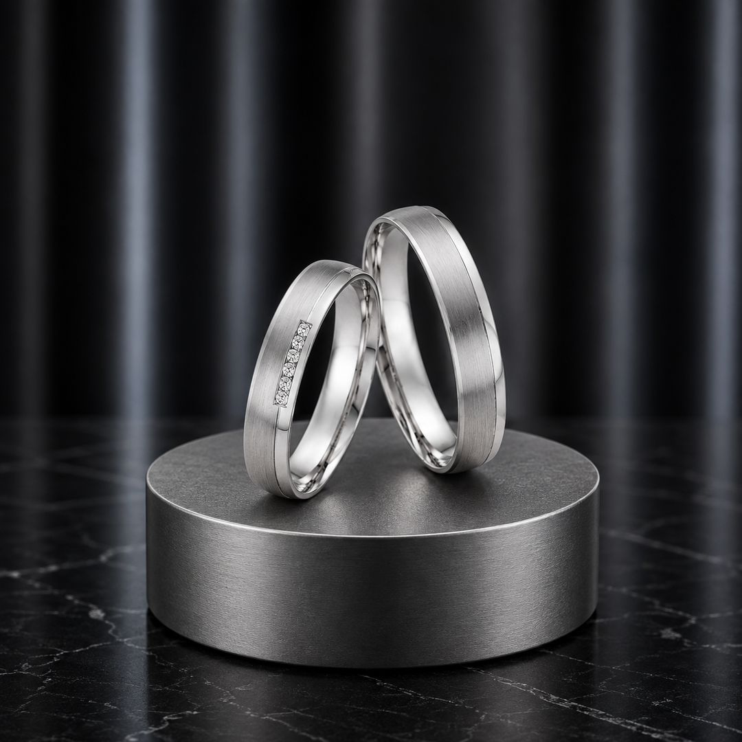 Platin Eheringe mit matter Oberfläche und Diamantbesatz im Damenring