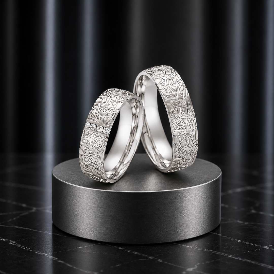 Eheringe und Partnerringe aus 925 Sterlingsilber mit strukturierter Oberfläche und Diamantbesatz im Damenring