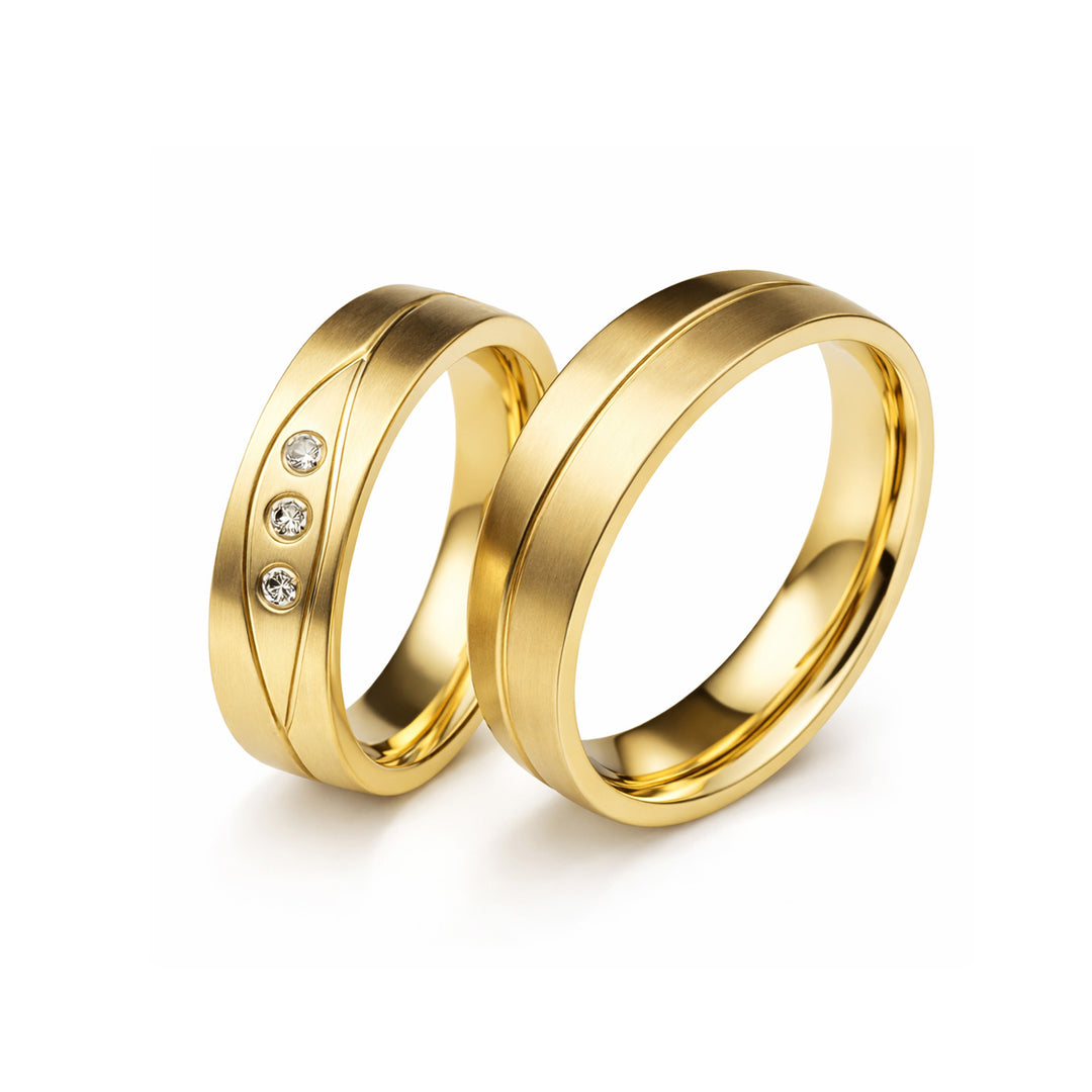 Detailaufnahme der Partnerringe aus Edelstahl mit PVD-Gold-Beschichtung und sichtbarer Lasergravur