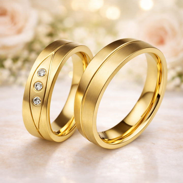 Edelstahl Partnerringe mit PVD-Gold-Beschichtung und Zirkonia in stilvoller Hintergrundszene