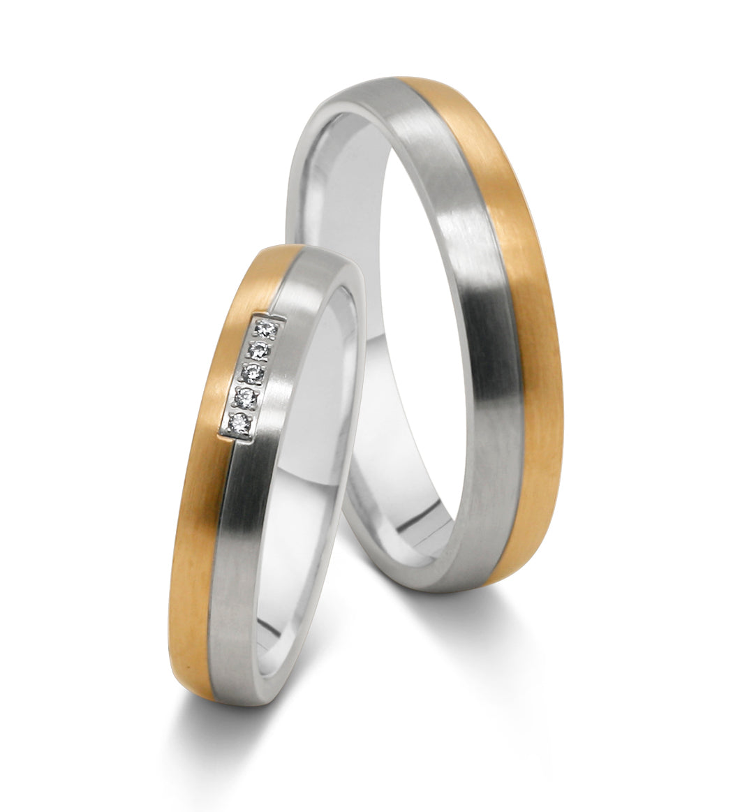 Edelstahl Partnerringe in Silber und Gold-Optik mit fünf Zirkonia im Damenring.