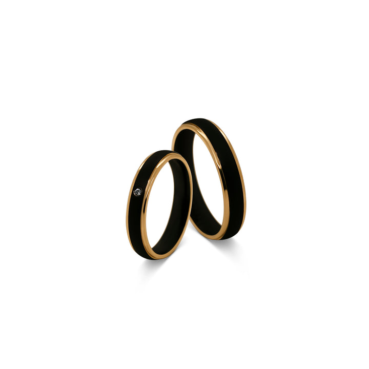 Paar Edelstahlringe in schwarz und Gold mit Zirkonia im Damenring