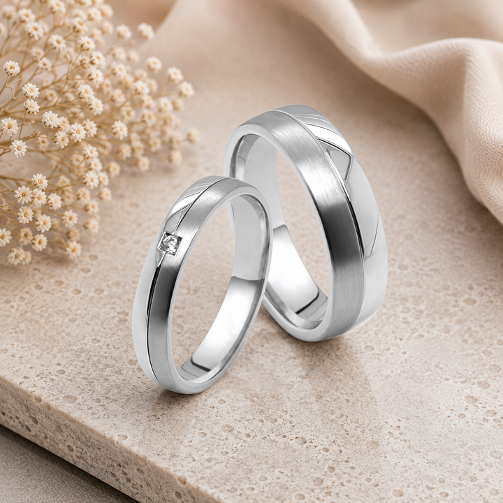 Silver Pure – Ehe-, Partnerringe & Freundschaftsringe aus Titan und Edelstahl mit Zirkonia | AB 4824