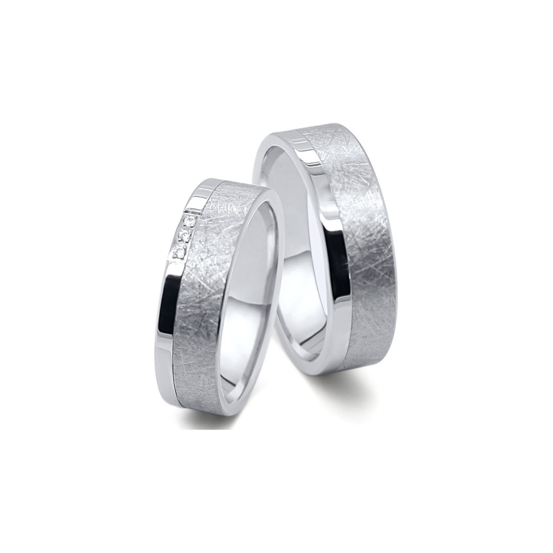 Partnerringe aus Titan und Edelstahl mit Zirkonia und Lasergravur im Ring