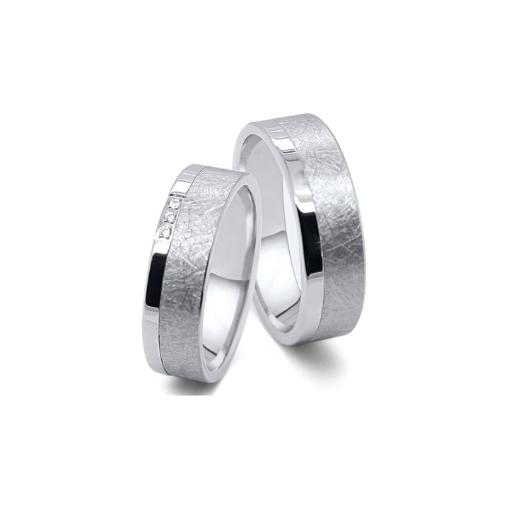 Partnerringe aus Titan und Edelstahl mit Zirkonia und Lasergravur im Ring