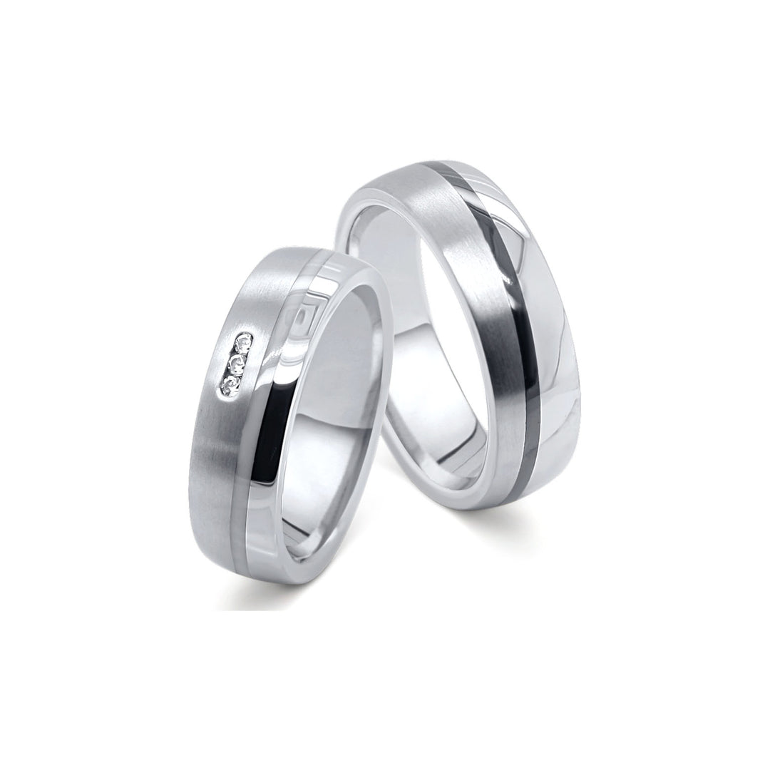 Partnerringe aus Titan und Edelstahl mit Zirkonia und sichtbarer Lasergravur im Ring
